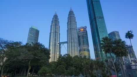 Morgen-in-den-Park-in-der-Nähe-von-Petronas-Twin-Towers.-Zeitraffer