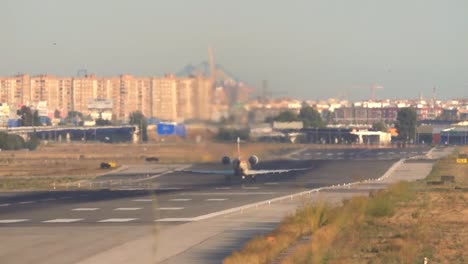 Jet-despegando-en-la-pista-del-aeropuerto,-vista-trasera