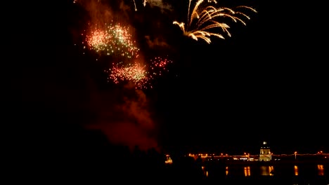 Eine-Menge-Leute-bunten-Feuerwerk-zu-sehen-und-zu-feiern.