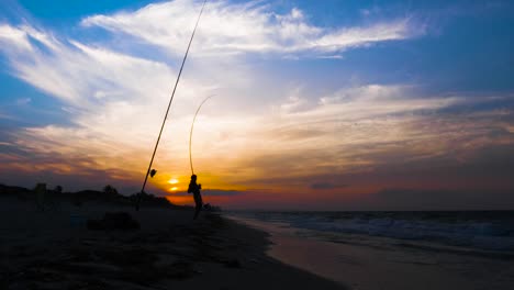 Silueta-de-peces-tirando-hombre-pescador-con-carretes-y-cañas-de-mar,