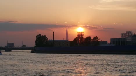 Naranja-puesta-de-sol-en-San-Petersburgo-World-Cup-2018