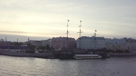 Zentrum-von-Sankt-Petersburg-von-Birjevoy-Brücke-mit-Retro-Schiff.