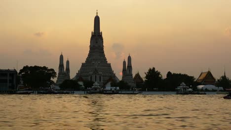 Wat-Arun-Tempel-bei-Sonnenuntergang-in-Bangkok-Thailand.-Wat-Arun-zählt-zu-den-bekanntesten-Wahrzeichen-Thailands