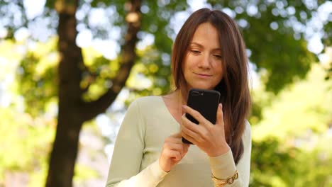 Hübsches-Mädchen-im-Chat-im-smartphone