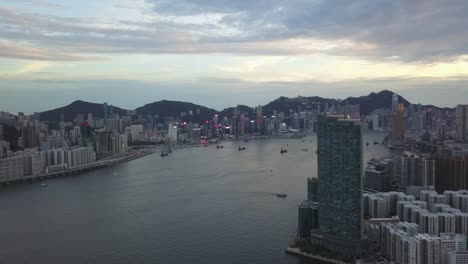 4K-Aufnahmen-von-Hong-Kong-Island-und-Kowloon-Stadt-aus-Vogelperspektive