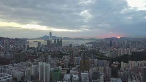 Imágenes-de-4K-de-la-ciudad-de-Kowloon-y-la-isla-de-Hong-Kong-desde-una-perspectiva