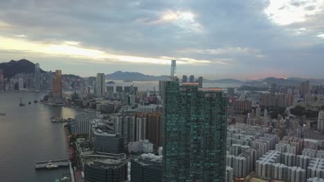 Imágenes-de-4K-de-la-ciudad-de-Kowloon-y-la-isla-de-Hong-Kong-desde-una-perspectiva