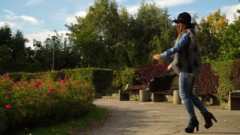 Mujer-pasa-por-el-parque-del-jardín-de-flores-4K