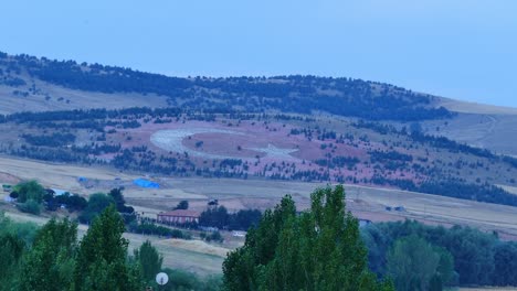 bandera-turca-grande-en-la-colina,