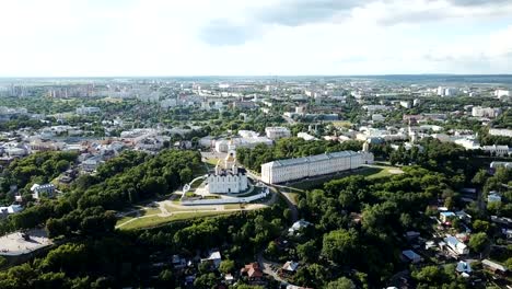 architektonische-Ensemble-der-Uspenski-Kathedrale-und-Kathedrale-von-St.-Dmitrii