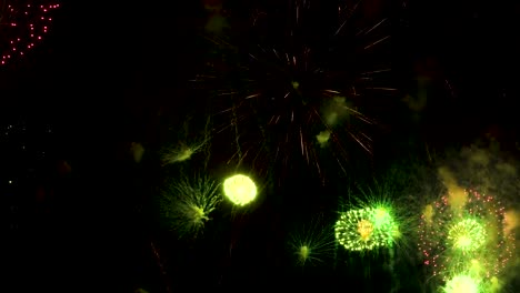 Magnificent-colorful-continuous-firework-display