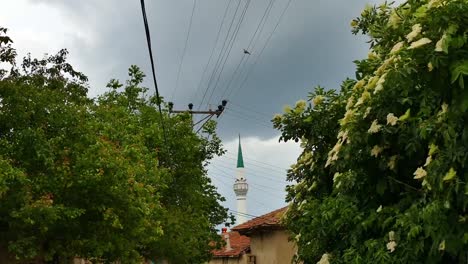 In-einem-türkischen-Dorf-Moschee-Minarett