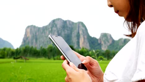 Frauen-benutzen-Technologie-in-der-farm