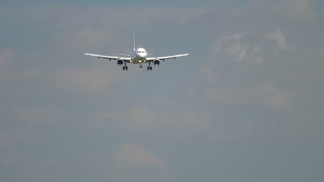 Airplane-approaching-before-landing