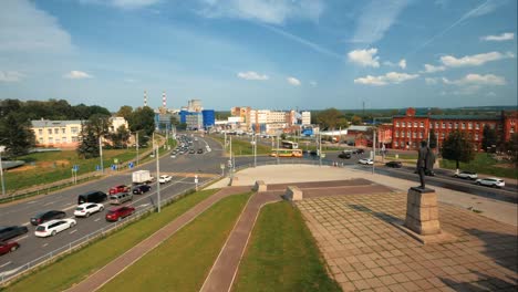 Lapso-de-tiempo-de-coches-de-tráfico-de-la-ciudad-en-el-centro-de-la-ciudad-de-Vladimir