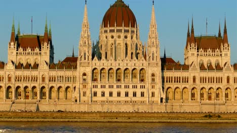 Das-ungarische-Parlamentsgebäude-bei-Sonnenuntergang