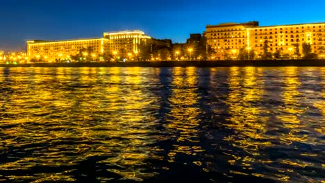 Nachtverkehr-von-Sportbooten-auf-einem-Stadt-Fluss,-Zeitraffer