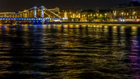 tráfico-de-embarcaciones-de-recreo-en-la-Ribera-de-la-ciudad,-lapso-de-tiempo-de-la-noche