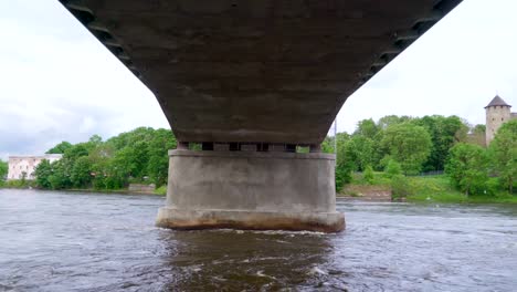 Die-Fußgängerbrücke-von-der-Grenzbrücke-in-Narva,-Estland