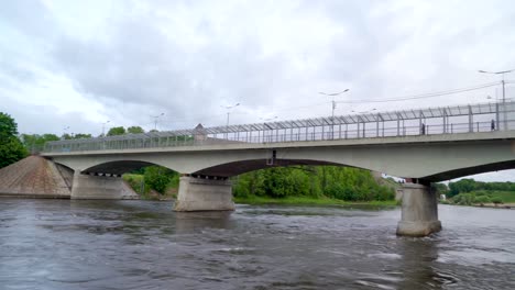 Die-lange-Brücke-am-Fluss-Narva-in-Estland