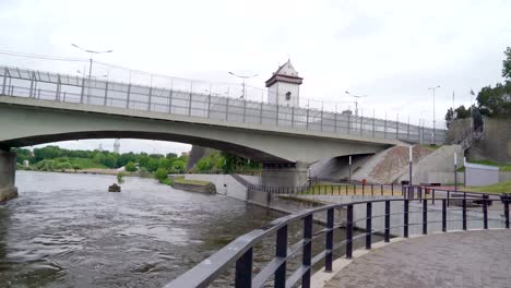 Un-largo-puente-que-conecta-dos-ciudades-de-la-frontera-de-Estonia-de-Narva