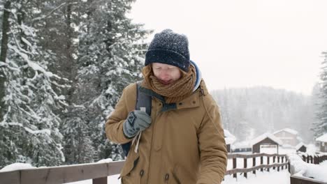 Junge-Reisende-zu-Fuß-im-Nationalpark-am-Wintertag