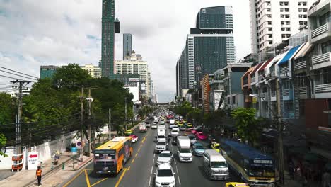 trásito-inconveniente-en-la-gran-ciudad,-edificios-altos,-atascos