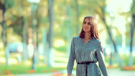 Mujer-hermosa-joven-está-caminando-en-el-Parque