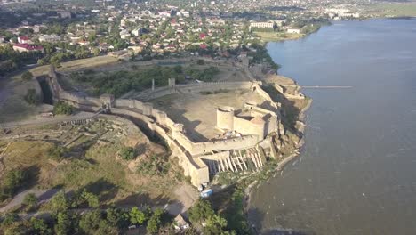 Fliegen-auf-Drone-über-alte-Festung-Akkerman,-am-Ufer-des-Dnister-Mündung-in-Bilhorod-Dnistrovskyi-Stadt