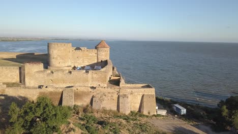 Fliegen-auf-Drone-über-alte-Festung-Akkerman,-am-Ufer-des-Dnister-Mündung-in-Bilhorod-Dnistrovskyi-Stadt