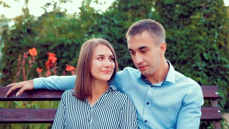 Loving-couple-on-a-bench-in-the-park