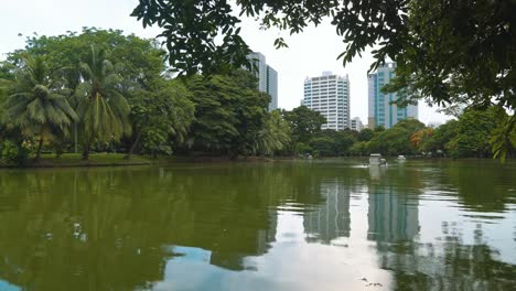 Park-mit-einem-See-in-der-Mitte-der-Stadt-mit-Hochhäusern-Business-Zentren.-Metropolitan-Geschäftsviertel