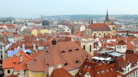 Top-Panorama-der-Prager-Altstadt-mit-malerischen-roten-Dächern