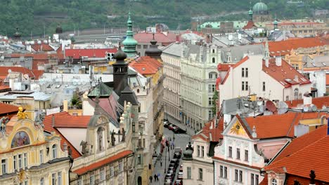 Draufsicht-der-schönen-alten-Straße-in-Prag-und-traditionellen-Gebäuden-aus-alten-Uhrturm