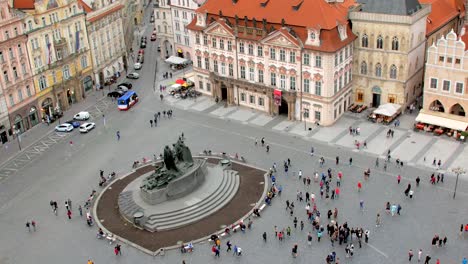 Touristen-und-Bürger-sind-auf-dem-Altstädter-Ring-in-Abendzeit-ruhen.