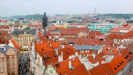 Ruhe-der-alten-Landschaft-von-Prag-in-tagsüber,-rote-malerische-Dächer