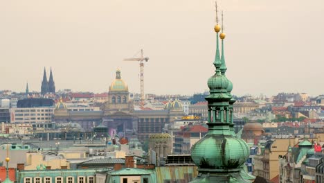 Blick-auf-die-Oberseiten-der-alten-Kirche-in-Prag-und-anderen-Gebäuden-in-der-Dämmerung