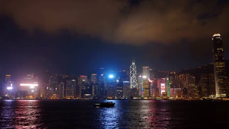 Nacht-Weitwinkel-Schwenken-auf-den-Victoria-Harbour-in-Hongkong