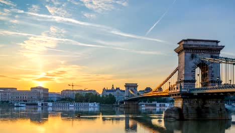 Budapest-Hungary-time-lapse-4K,-city-skyline-sunrise-timelapse-at-Chain-Bridge