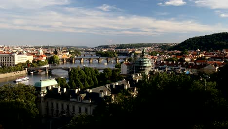 Puente-de-Carlos,-Praga,-República-Checa.-Puente-Carlos-(Karluv-Most)-y-vieja-torre-de-la-ciudad-al-atardecer.