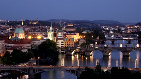 Famoso-puente-de-Carlos-en-el-puente-de-Carlos-luz,-puesta-de-sol-es-uno-de-los-monumentos-emblemáticos-de-Praga.-Praga,-República-Checa.