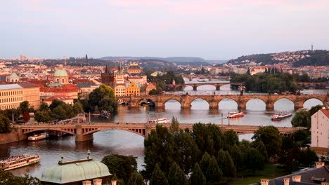 Puente-de-Carlos,-Praga,-República-Checa.-Puente-Carlos-(Karluv-Most)-y-vieja-torre-de-la-ciudad-al-atardecer.