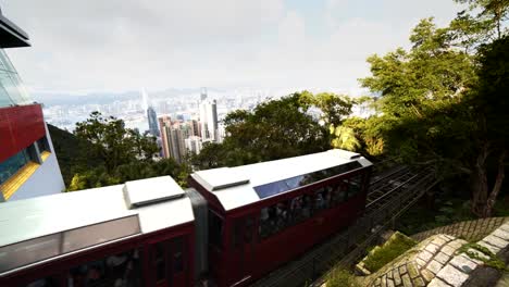 the-tram-arrives-at-the-the-peak-terminal-in-hong-kong