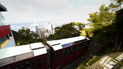 die-Tram-kommt-an-das-terminal-in-Hongkong-Peak