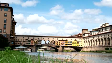 Florenz-in-Italien.-Ponte-Vecchio-an-einem-sonnigen-Tag.-Die-berühmte-mittelalterliche-Brücke-über-den-Arno-in-Florenz,-Italien.-Zeitraffer-und-Zoom-Effekt,-4-K-UHD-Video.-Nikon-D300