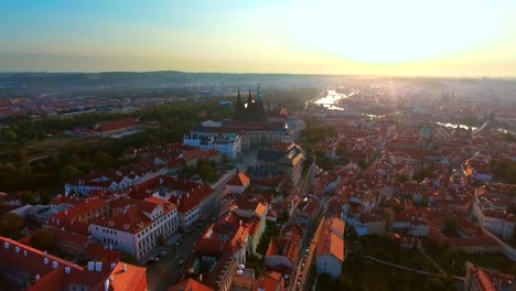 Luftaufnahme-der-Stadt-Prag-und-Pragerburg-und-Fluss-Vitava