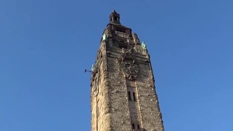 Parte-superior-de-la-torre-del-reloj-en-Amsterdam