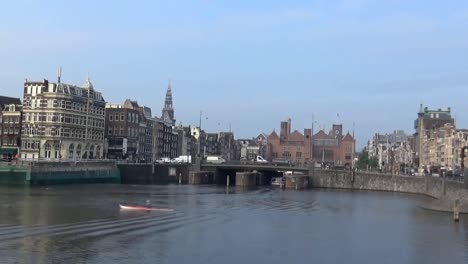 Una-vista-de-canal-y-concurrida-carretera-de-Ámsterdam