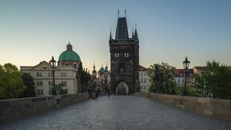 Day-to-night-timelapse-at-Charles-Bridge-in-Prague,-Czech