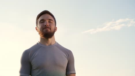 Fröhliche-Sportler-posiert-im-Freien-im-Park-am-sonnigen-Tag